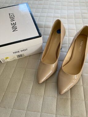 Nine West Women’s Nude Patent Pointed Toe Pumps with 3.5” Heel - Size 7.5